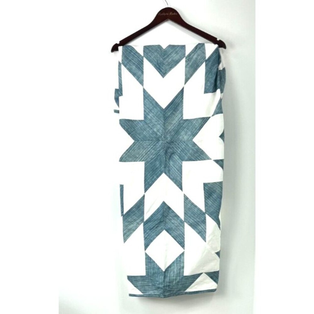 Pottery Barn Cooper Geometric Table Throw 50 X 50 Blue White Marketing Sample - Picture 5 of 12